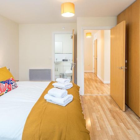 Central Watford Stylish 2 Bedroom Serviced Apartment With Free Parking Bagian luar foto