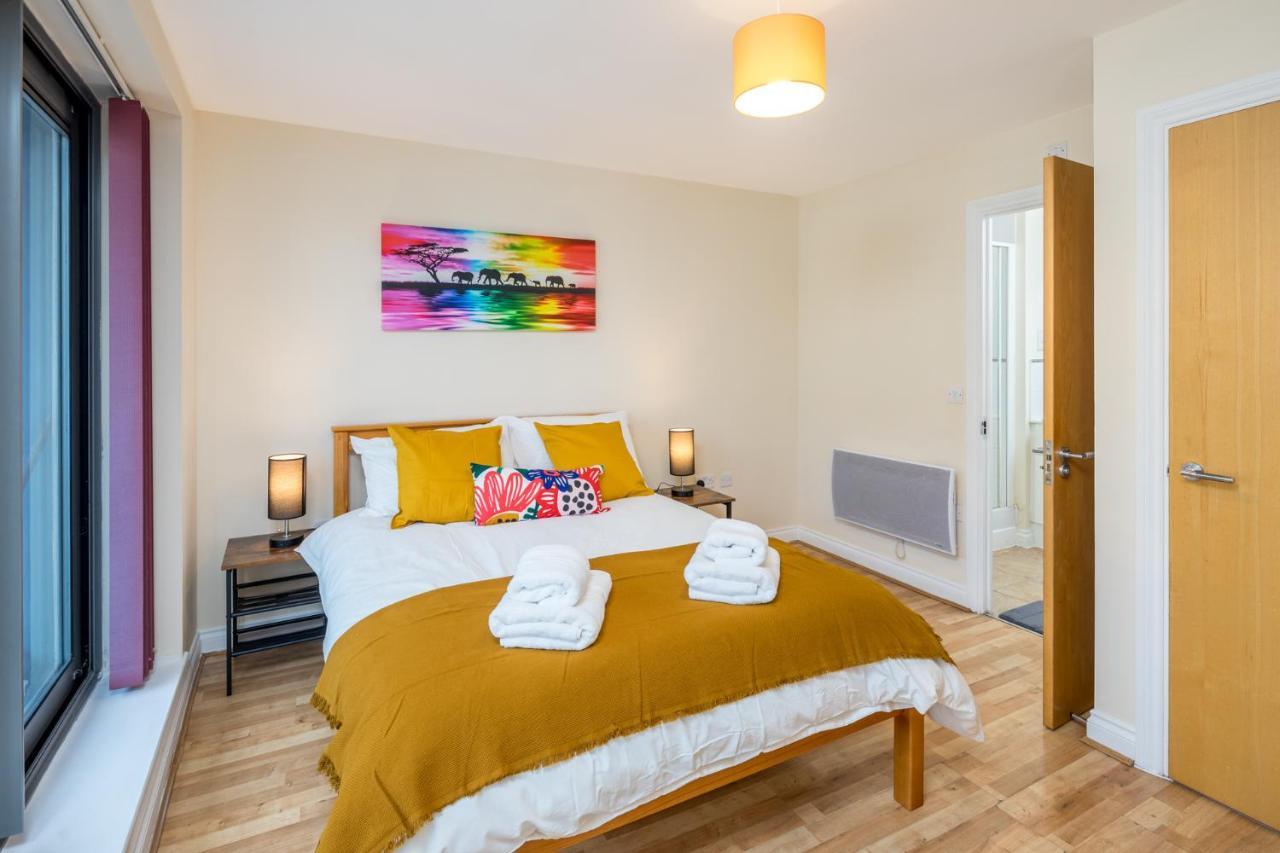 Central Watford Stylish 2 Bedroom Serviced Apartment With Free Parking Bagian luar foto