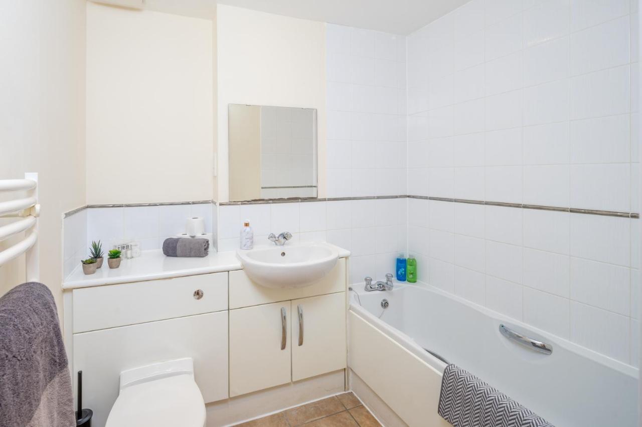 Central Watford Stylish 2 Bedroom Serviced Apartment With Free Parking Bagian luar foto