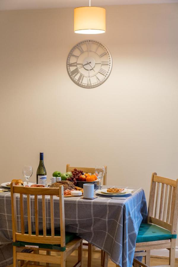 Central Watford Stylish 2 Bedroom Serviced Apartment With Free Parking Bagian luar foto