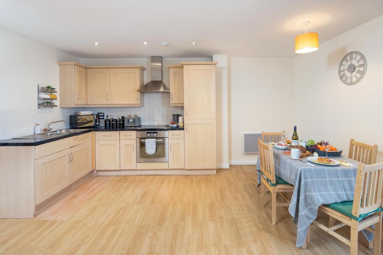 Central Watford Stylish 2 Bedroom Serviced Apartment With Free Parking Bagian luar foto